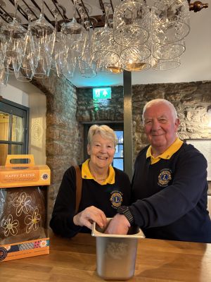 Lions setting up the Easter Egg in Rodney Stoke Inn